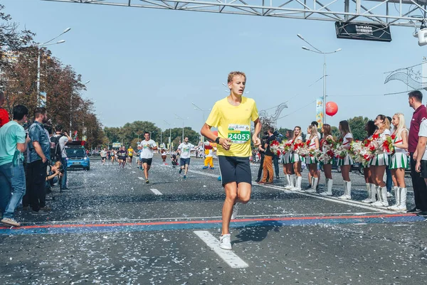 2018年9月9日 明斯克白俄罗斯半程马拉松明斯克2018年年轻运动员穿着黄色T恤在马拉松比赛冲过终点线 — 图库照片