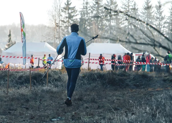 Un hombre corriendo por el camino junto al bosque — Foto de Stock