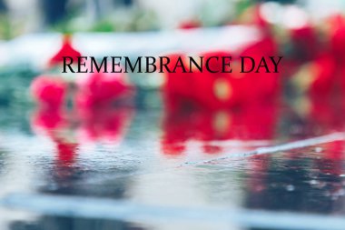 Granit üzerinde bulanıklık yatan çiçeklerin arka planda Yazıt Revebrance Günü