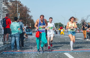 9 Eylül 2018 Minsk Belarus Yarı Maratonu Minsk 2018 Atletler maraton da bitiş çizgisini geçti