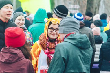 9 Şubat 2019 Minsk Belarus Koşusu 14 Şubat'a adanmış takım elbiseli genç atletler parkta gülümseyen standı