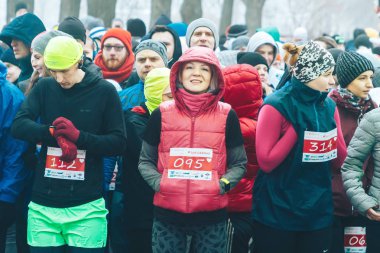 9 Şubat 2019 Minsk Belarus Koşusu 14 Şubat'a adanmış güzel kız başında örgüler ile insanlar arasında gülüyor