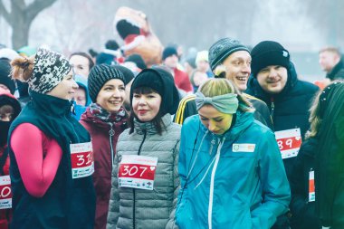 9 Şubat 2019 Minsk Belarus Koşusu 14 Şubat'a adanmış genç sporcular parkta gülümseyerek ayakta duruyor