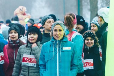 9 Şubat 2019 Minsk Belarus Koşusu 14 Şubat'a adanmış kadın insanlar arasında gülümseyen