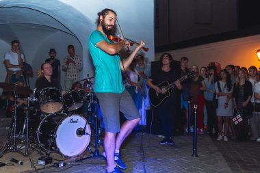 1 Eylül 2018 Minsk Belarus Caddesi şenlikleri akşam kentte sokakta ki insanların önünde keman çalan genç adam