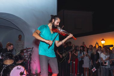 1 Eylül 2018 Akşam şehrinde Minsk Belarus Caddesi şenlikleri Bir sokak konserinde insanların önünde keman çalan genç bir adam