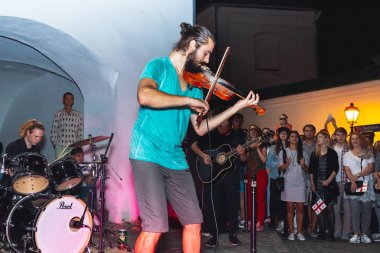 1 Eylül 2018 Akşam şehrinde Minsk Belarus Caddesi şenlikleri Bir sokak konserinde insanların önünde keman çalan bir adam