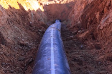 Eve su beslemek için mavi şeritli siyah plastik bir boru