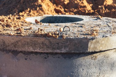 Su boruları şantiyede beton kuyusu