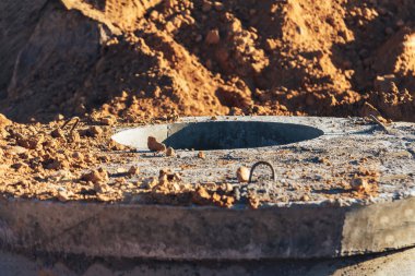 Su boruları şantiyede beton kuyusu