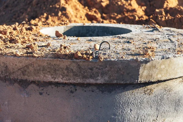 Puits de béton sur le chantier de construction de conduites d'eau — Photo