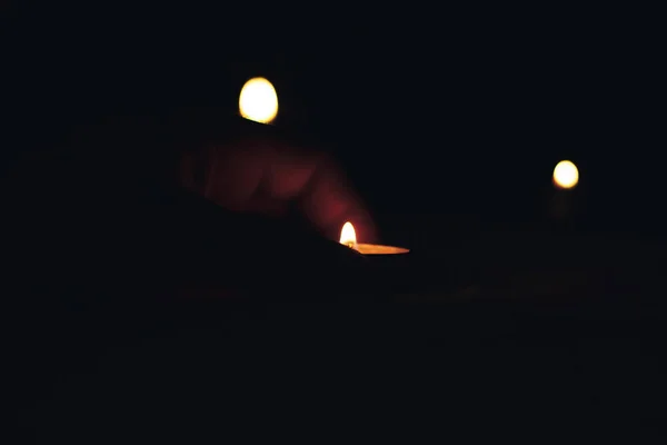 Bougies allumées sur l'Étoile de David en mémoire des morts . — Photo
