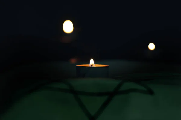 죽은 자를 기념하기 위해 다윗의 별 위에서 타오르는 촛불들. — 스톡 사진