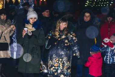 29 Aralık 2018 Minsk Beyaz Rusya sokak şenlikleri akşam şehrin