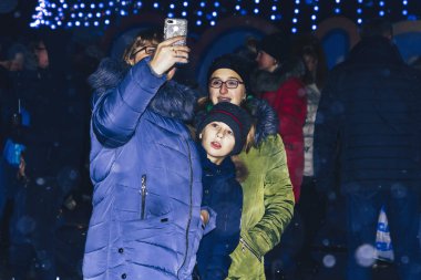 29 Aralık 2018 Minsk Beyaz Rusya sokak şenlikleri akşam şehrin