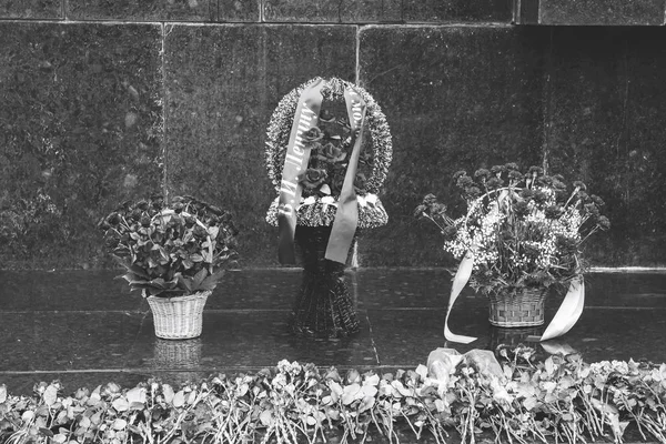 Hasır vazolar gül buketleri granit bir levha üzerinde durmak — Stok fotoğraf