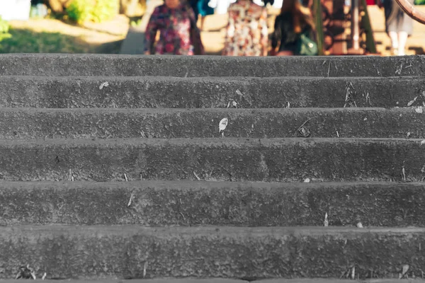 Escalier en béton dans un parc avec des personnes — Photo