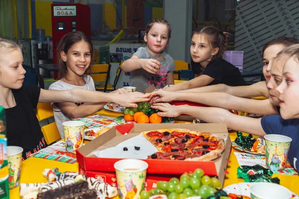 9 Şubat 2019 Minsk Belarus Pizzası Genç kızlar için — Stok fotoğraf