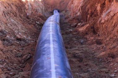 Plastik su borusu bir siper yatıyordu