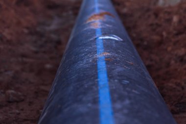 Plastik su borusu bir siper yatıyordu