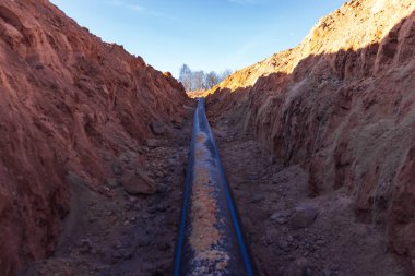 Plastik su borusu bir siper yatıyordu