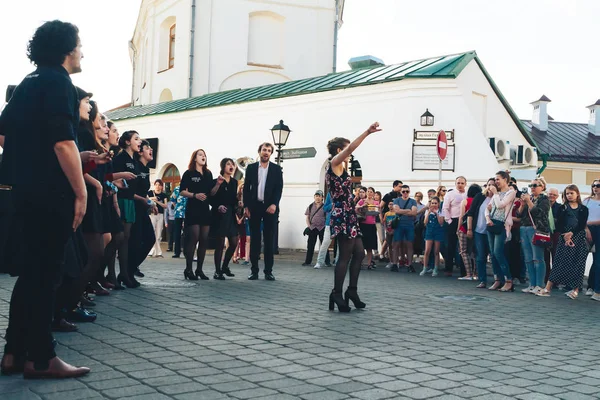 25 de mayo de 2019 Minsk Bielorrusia Fiestas callejeras en la ciudad nocturna — Foto de Stock