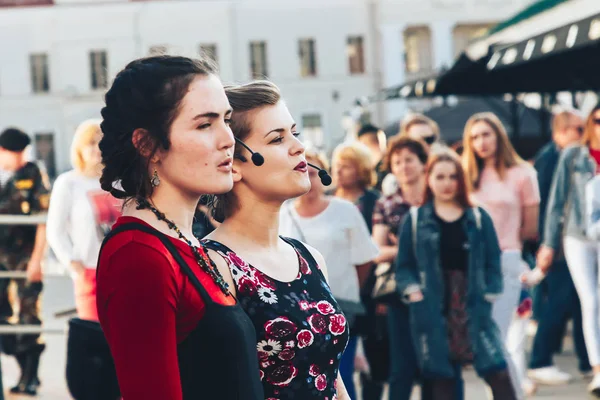 Maio 25, 2019 Minsk Belarus Festas de rua na cidade da noite — Fotografia de Stock