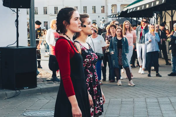 25. května 2019 Minsk Bělorusko pouliční slavnosti ve večerním městě — Stock fotografie