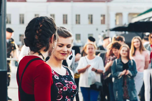 25 maj 2019 Minsk Belarus Gatufestligheter i kvällens stad — Stockfoto