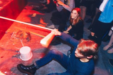 28-29 Ekim 2017 Minsk Belarus Sanat alanı Top Party tatile adanmış Helloween kız telefonda alır