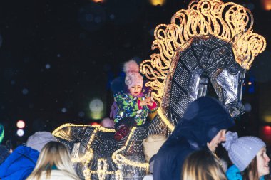 29 Aralık 2018 Minsk Beyaz Rusya sokak şenlikleri akşam şehrin