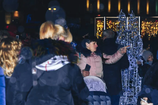 29 grudnia 2018 r. uroczystości Mińsk Białoruś Street w mieście wieczorem — Zdjęcie stockowe