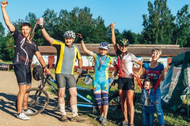 26-27 Mayıs 2018 Naliboki, Belarus Belarus amatör maratonu Naliboki Bir adam bisiklet sürüyor