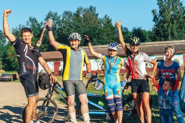 26-27 Mayıs 2018 Naliboki, Belarus Belarus amatör maratonu Naliboki Bir adam bisiklet sürüyor