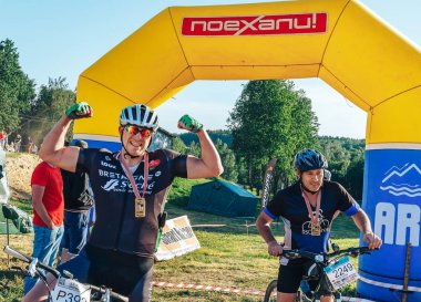 26-27 Mayıs 2018 Naliboki, Belarus Belarus amatör maratonu Naliboki Bir adam bisiklet sürüyor