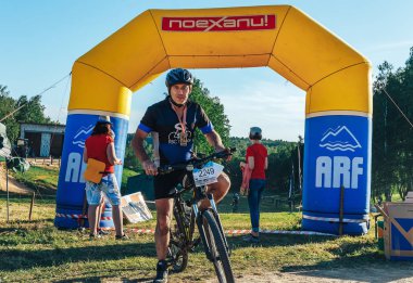 26-27 Mayıs 2018 Naliboki, Belarus Belarus amatör maratonu Naliboki Bir adam bisiklet sürüyor