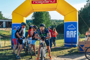 26-27 Mayıs 2018 Naliboki, Belarus Belarus amatör maratonu Naliboki Bir adam bisiklet sürüyor