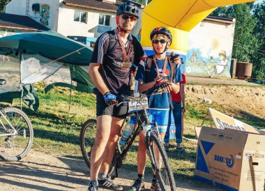 26-27 Mayıs 2018 Naliboki, Belarus Belarus amatör maratonu Naliboki Bir adam bisiklet sürüyor