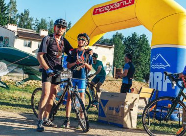 26-27 Mayıs 2018 Naliboki, Belarus Belarus amatör maratonu Naliboki Bir adam bisiklet sürüyor