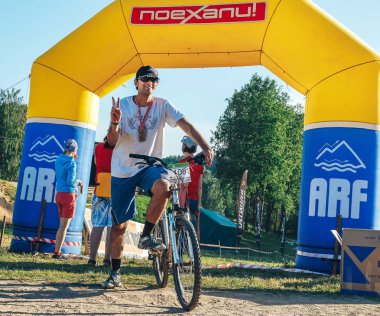 26-27 Mayıs 2018 Naliboki, Belarus Belarus amatör maratonu Naliboki Bir adam bisiklet sürüyor