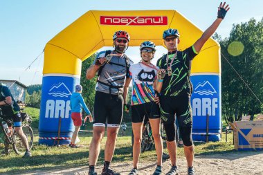 26-27 Mayıs 2018 Naliboki, Belarus Belarus amatör maratonu Naliboki Bir adam bisiklet sürüyor