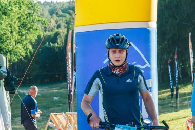 26-27 Mayıs 2018 Naliboki, Belarus Belarus amatör maratonu Naliboki Bir adam bisiklet sürüyor