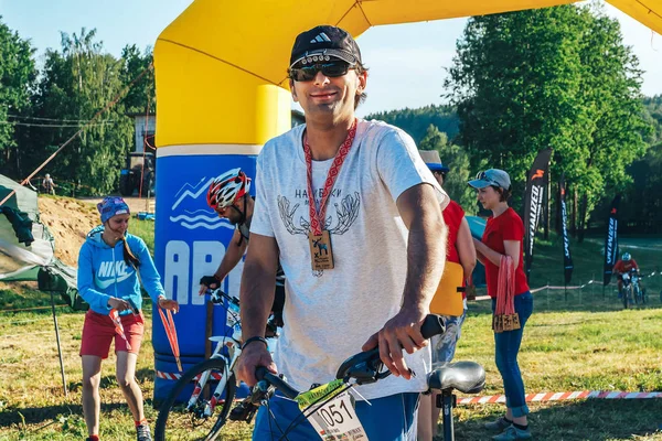 May 26-27, 2018 Naliboki,Belarus All-Belarusian amateur marathon Naliboki A man is riding a bicycle on the road — Stock Photo, Image