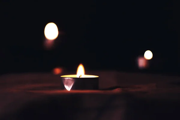 Svíčky hoří na památku mrtvých — Stock fotografie