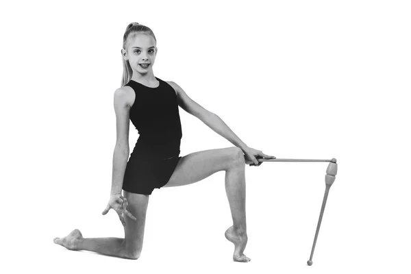 Дівчина-підліток гімнастка тримає в руках клуби для художньої гімнастики — стокове фото