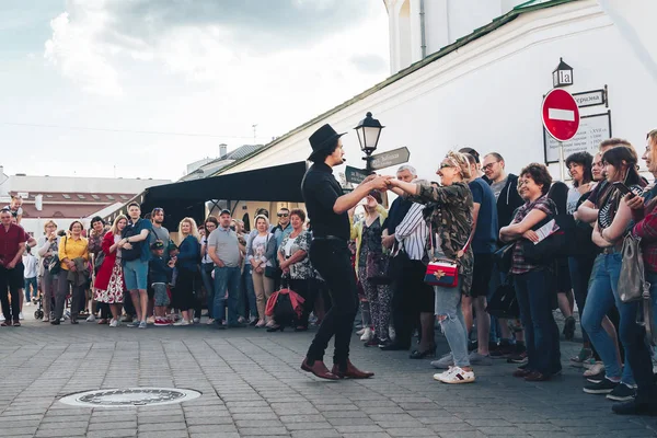 25. května 2019 Minsk Bělorusko pouliční slavnosti ve večerním městě — Stock fotografie