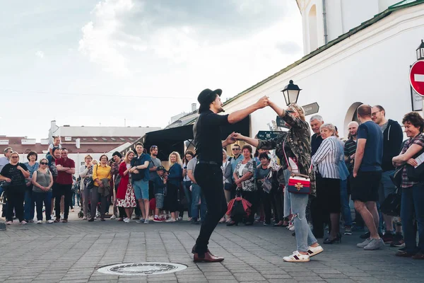 25 de mayo de 2019 Minsk Bielorrusia Fiestas callejeras en la ciudad nocturna — Foto de Stock