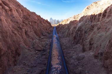 Plastik su borusu bir siper yatıyordu