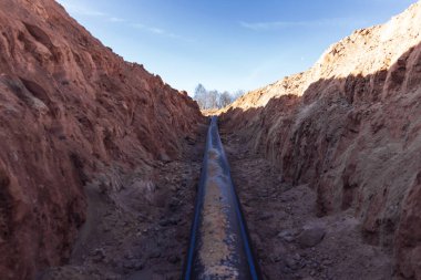 Plastik su borusu bir siper yatıyordu