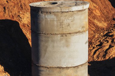 Su boruları şantiyede beton kuyusu